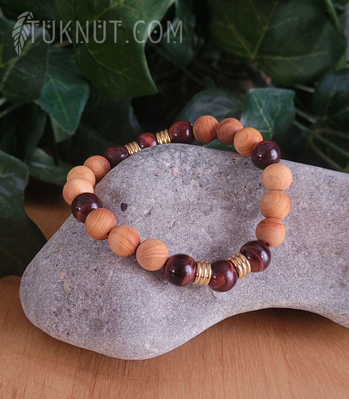 Bracelet extensible d'inspiration autochtone avec bois de Thuya, oeil de tigre rouge et acier inoxydable (couleurs : brun, brun/rouge et or) TUKNUT