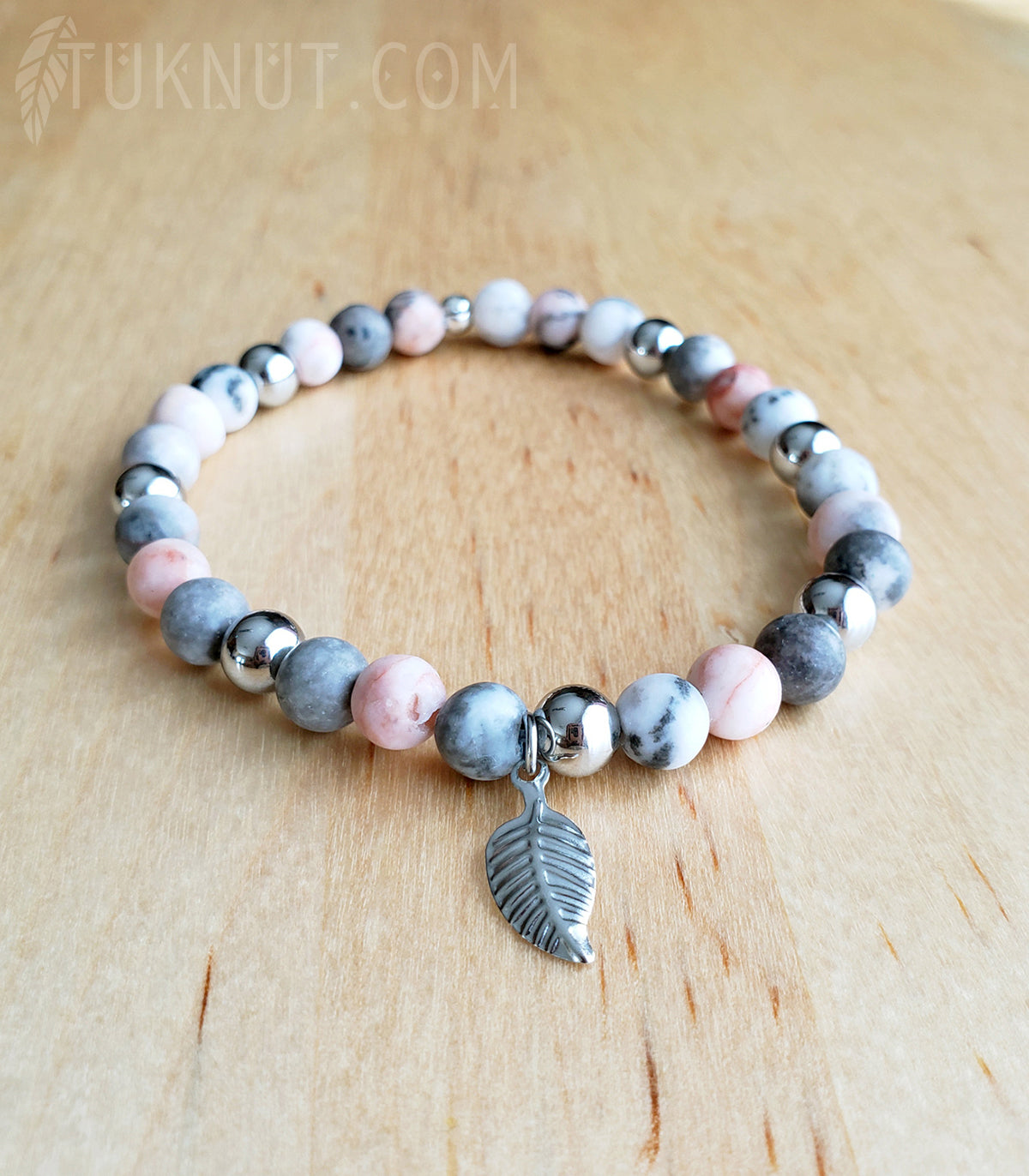 Bracelet extensible d'inspiration autochtone avec agate rose et grise et breloque (feuille) en acier inoxydable (couleurs : gris, rose et argent) TUKNUT