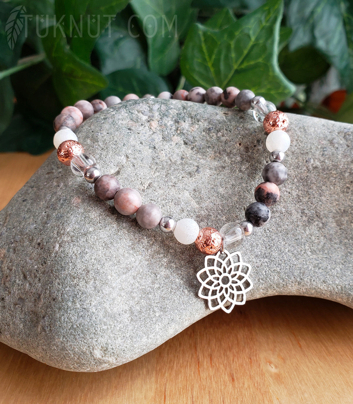 Bracelet extensible avec agate rose, grise et blanche, pierre volcanique, verre et breloque (fleur de lotus) en acier inoxydable (couleurs : rose, gris, blanc, or rose, translucide et argent) TUKNUT