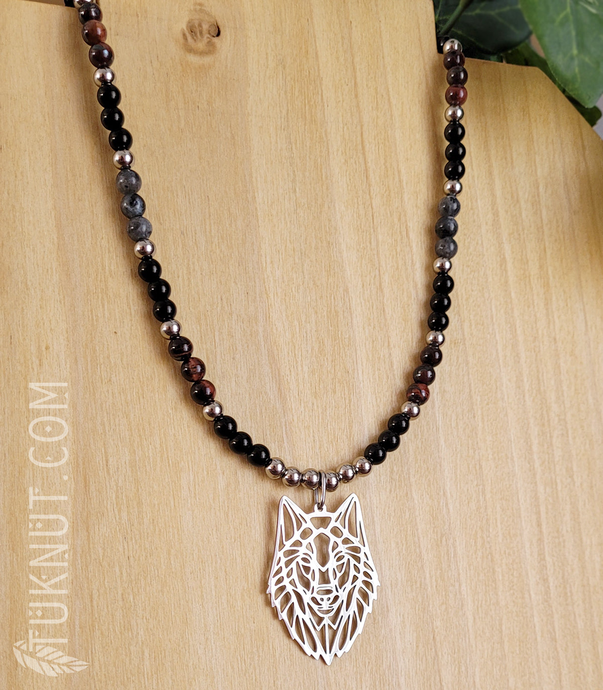 Collier d'inspiration autochtone avec pendentif (loup) en acier inoxydable avec onyx, oeil de tigre et labradorite (couleurs : noir, brun/rouge, gris et argent) TUKNUT