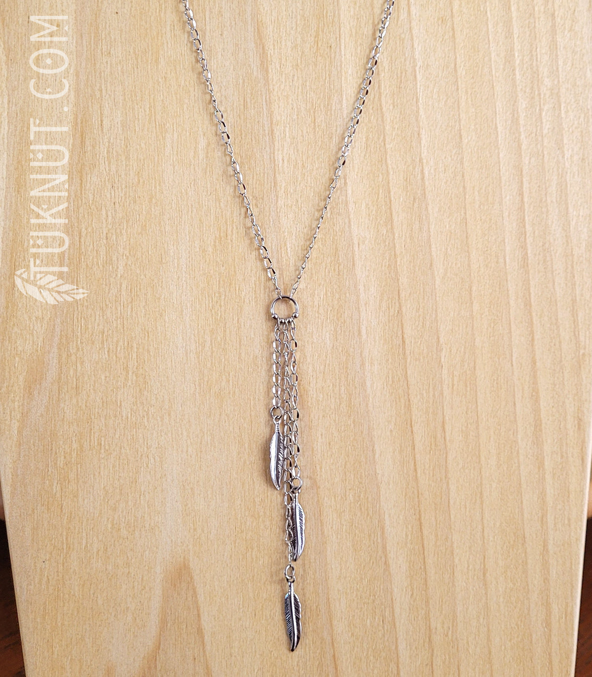 Collier d'inspiration autochtone avec breloques (plume) en acier inoxydable (couleur : argent) TUKNUT