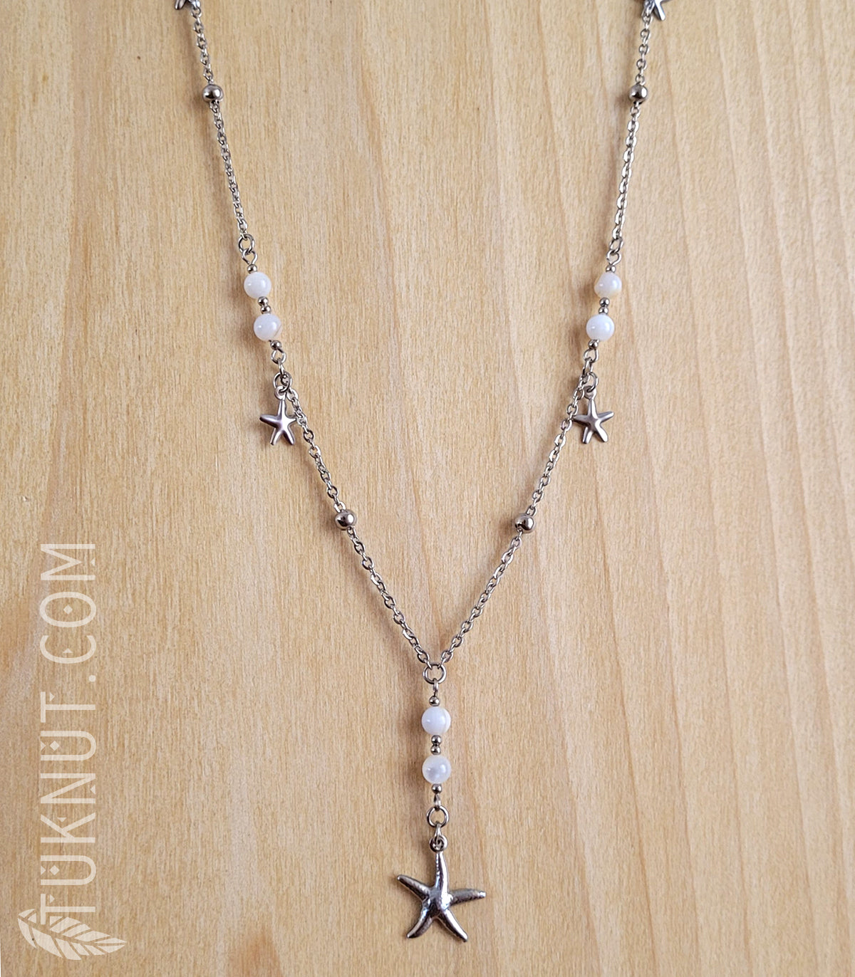 Collier en acier inoxydable avec breloques (étoile de mer) et nacre de perle (couleurs : blanc, beige et argent) TUKNUT