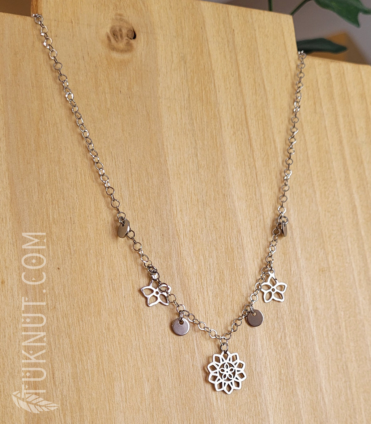 Collier avec pendentifs (disques, petites fleurs et fleur de lotus) en acier inoxydable (couleur : argent) TUKNUT