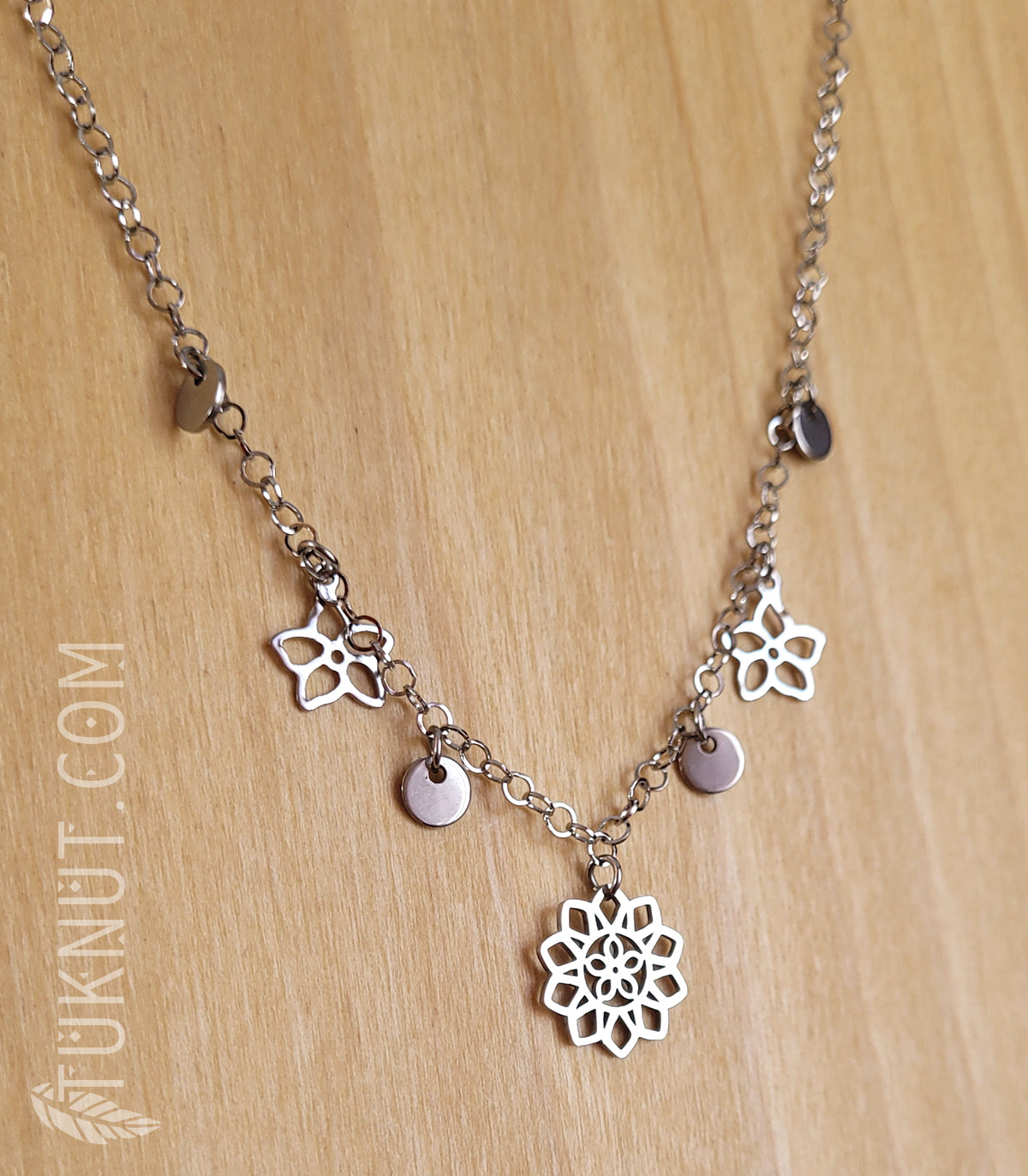 Collier avec pendentifs (disques, petites fleurs et fleur de lotus) en acier inoxydable (couleur : argent) TUKNUT