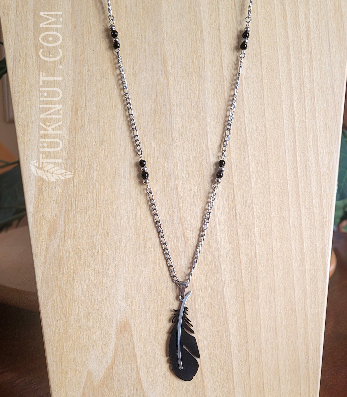 Collier d'inspiration autochtone en acier inoxydable avec pendentif (plume noire et argent) et onyx (couleurs : argent et noir) TUKNUT