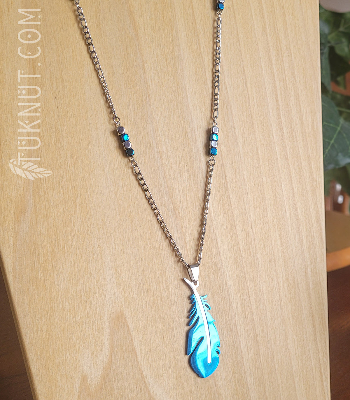 Collier d'inspiration autochtone en acier inoxydable avec pendentif (plume bleue et argent) et hématite (couleurs : argent et bleu) TUKNUT