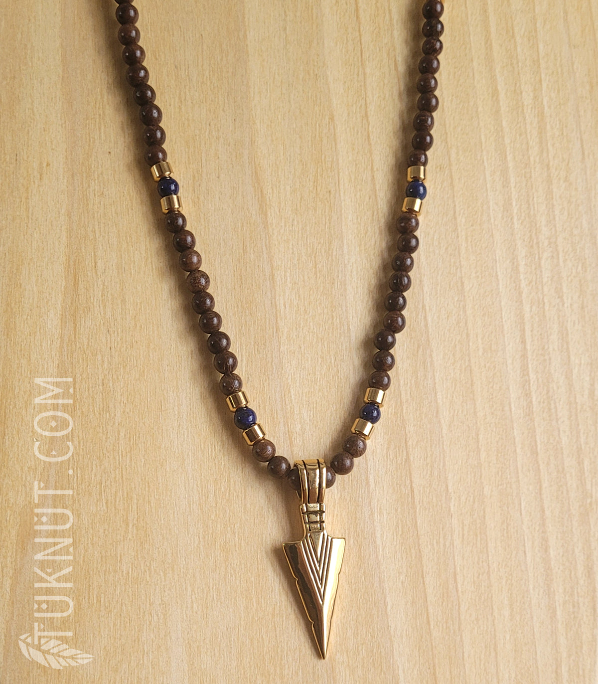 Collier d'inspiration autochtone avec pendentif (pointe de flèche) en acier inoxydable avec bois, lapis lazuli et acier inoxydable (couleurs : brun, bleu foncé et or) TUKNUT