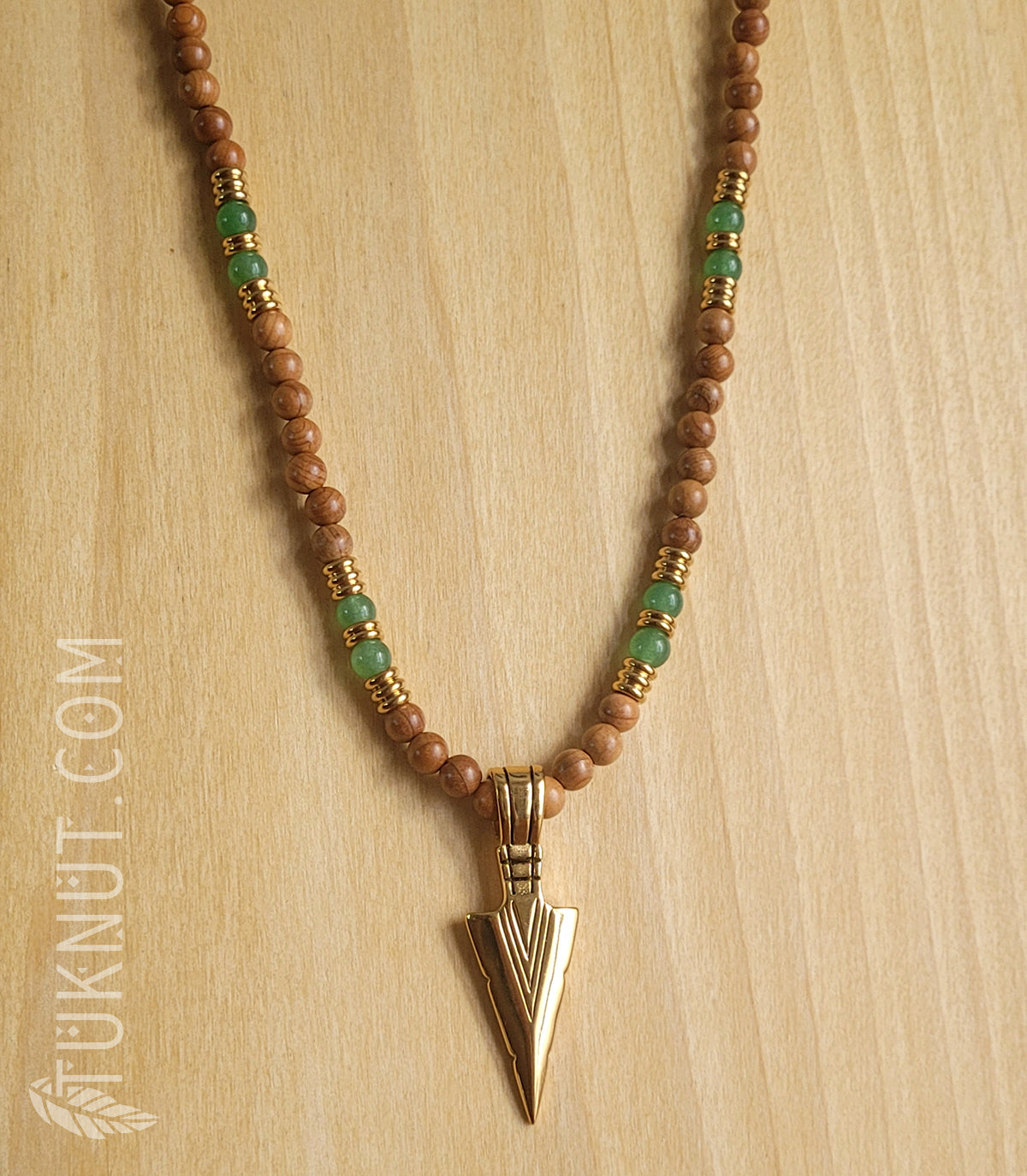 Collier d'inspiration autochtone avec pendentif (pointe de flèche) en acier inoxydable avec bois, jade et acier inoxydable (couleurs : brun pâle, vert et or) TUKNUT