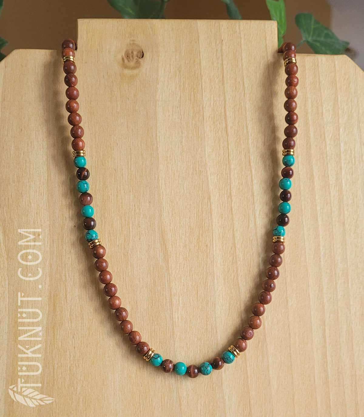 Collier d'inspiration autochtone avec bois de rose, turquoise, oeil de tigre rouge et acier inoxydable (couleurs : brun, turquoise, brun/rouge et or) TUKNUT