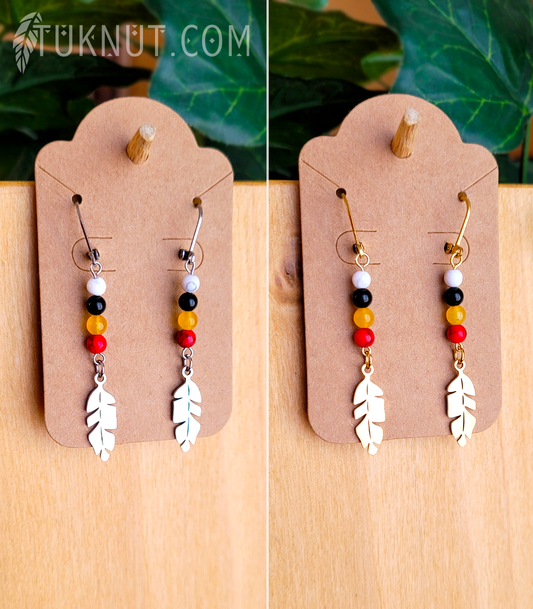 Boucles d'oreilles (à levier) d'inspiration autochtone en acier inoxydable avec breloques (Plume) et pierres semi-précieuses (howlite, jade, turquoise et onyx) • cercle de vie ou roue de médecine (choix de couleurs : argent ou or) TUKNUT