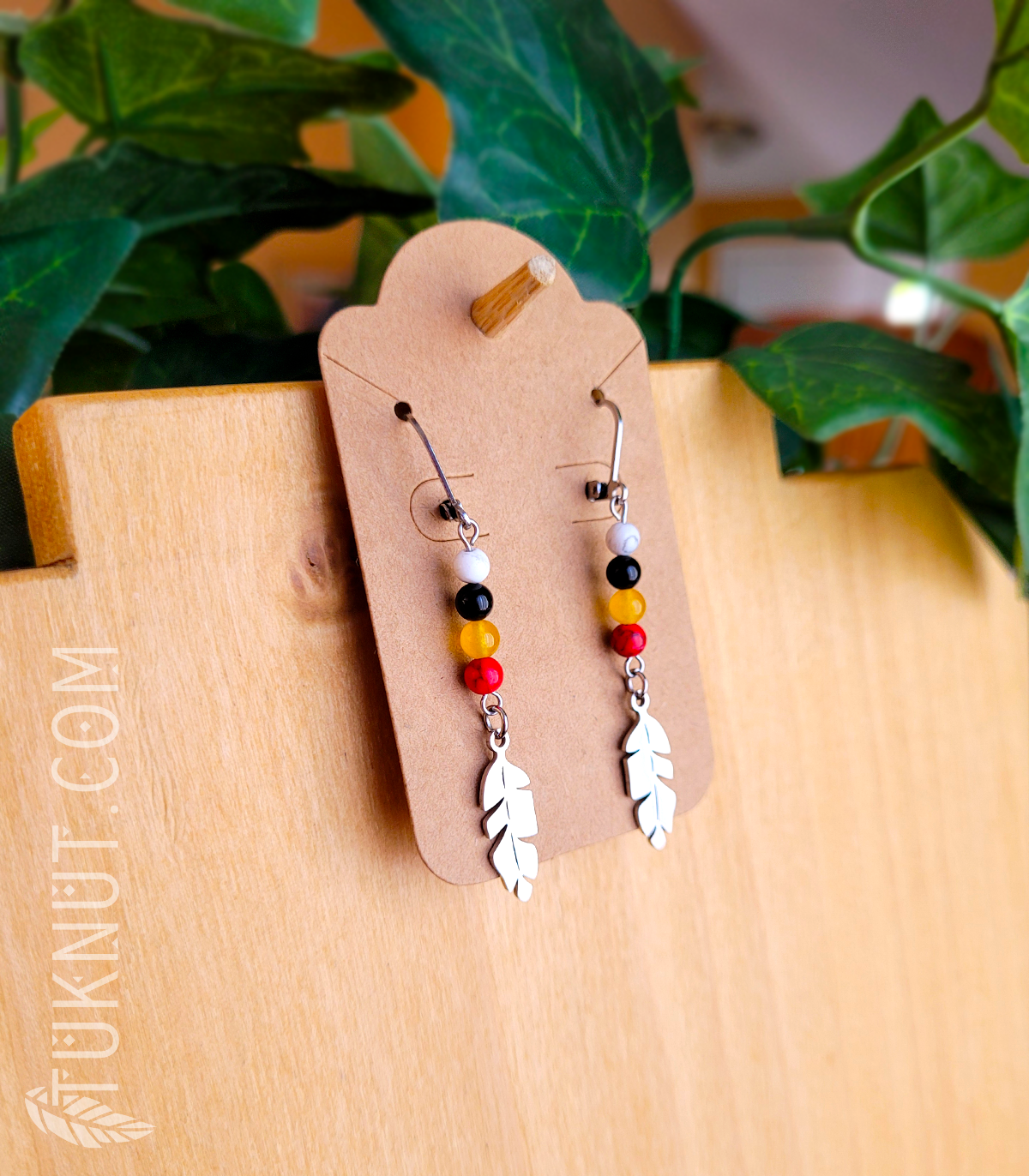 Boucles d'oreilles (à levier) d'inspiration autochtone en acier inoxydable avec breloques (Plume) et pierres semi-précieuses (howlite, jade, turquoise et onyx) • cercle de vie ou roue de médecine (choix de couleurs : argent ou or) TUKNUT