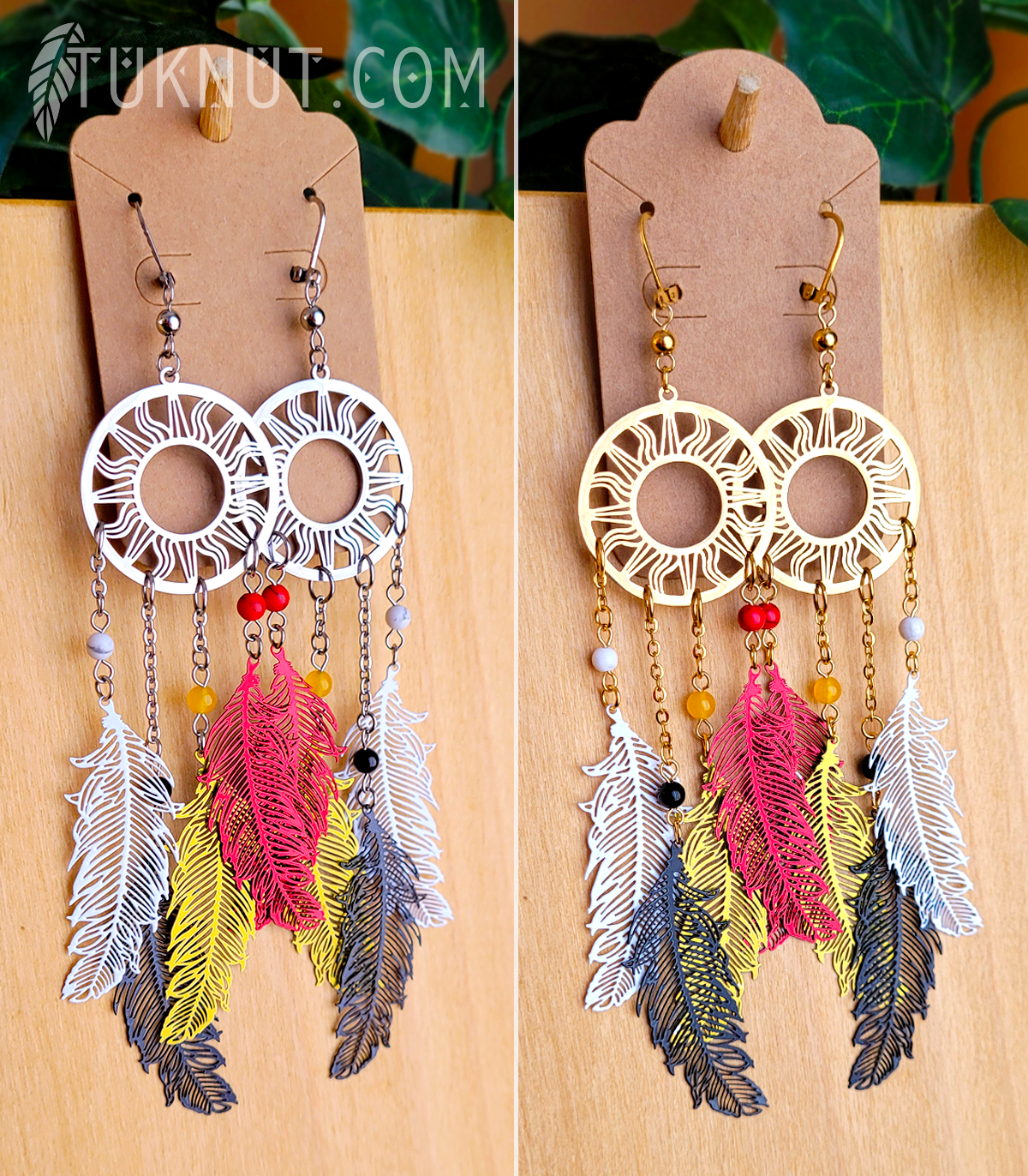 Boucles d'oreilles (à levier) d'inspiration autochtone en acier inoxydable avec pendentifs (Soleil avec plumes blanche, jaune, rouge et noir) et pierres semi-précieuses (howlite, jade, turquoise et onyx) • cercle de vie ou roue de médecine (choix de couleurs : argent ou or) TUKNUT