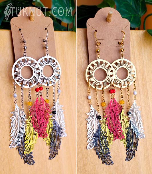 Boucles d'oreilles (à levier) d'inspiration autochtone en acier inoxydable avec pendentifs (Soleil avec plumes blanche, jaune, rouge et noir) et pierres semi-précieuses (howlite, jade, turquoise et onyx) • cercle de vie ou roue de médecine (choix de couleurs : argent ou or) TUKNUT