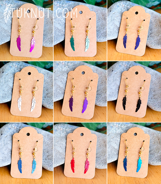 Boucles d'oreilles dorées Petite plume colorée • BO23