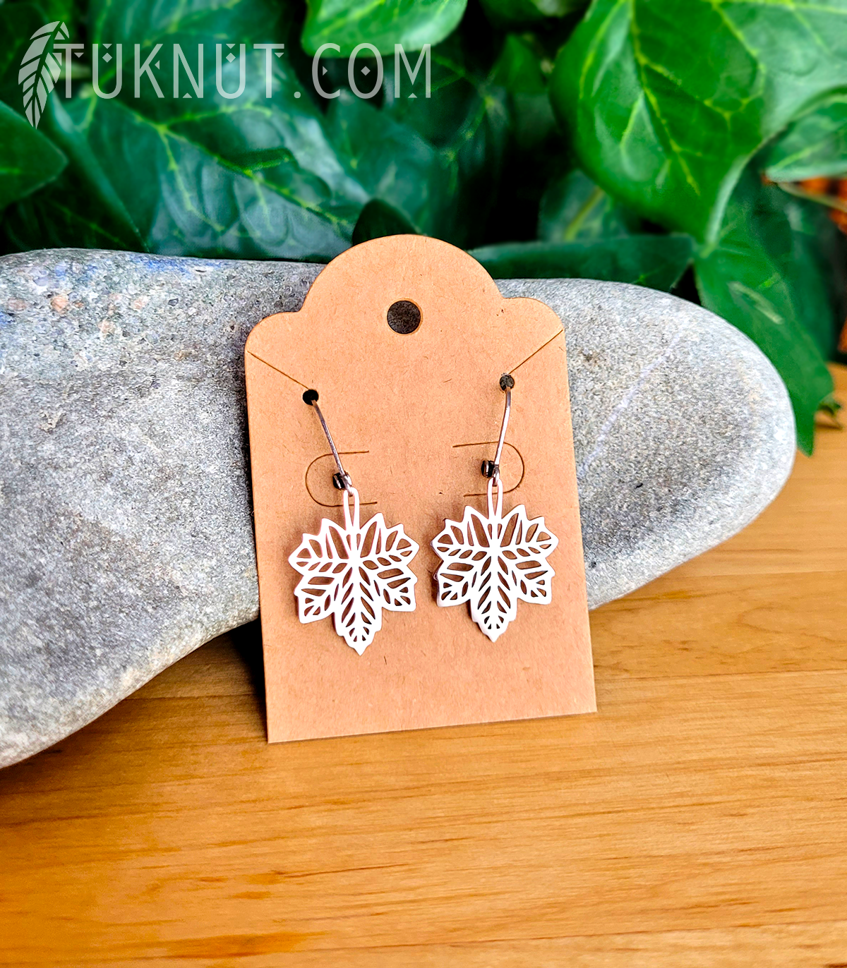 Boucles d'oreilles (à levier) d'inspiration autochtone; avec breloques (Feuille d'érable) en acier inoxydable (couleur : argent) TUKNUT