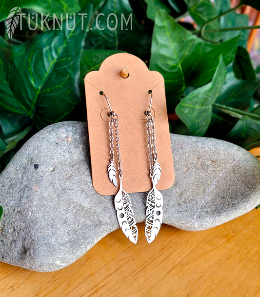 Boucles d'oreilles (à levier) d'inspiration autochtone en acier inoxydable avec chaînes et breloques (Plume avec les phases de la lune) + (Plume) (couleur : argent) TUKNUT