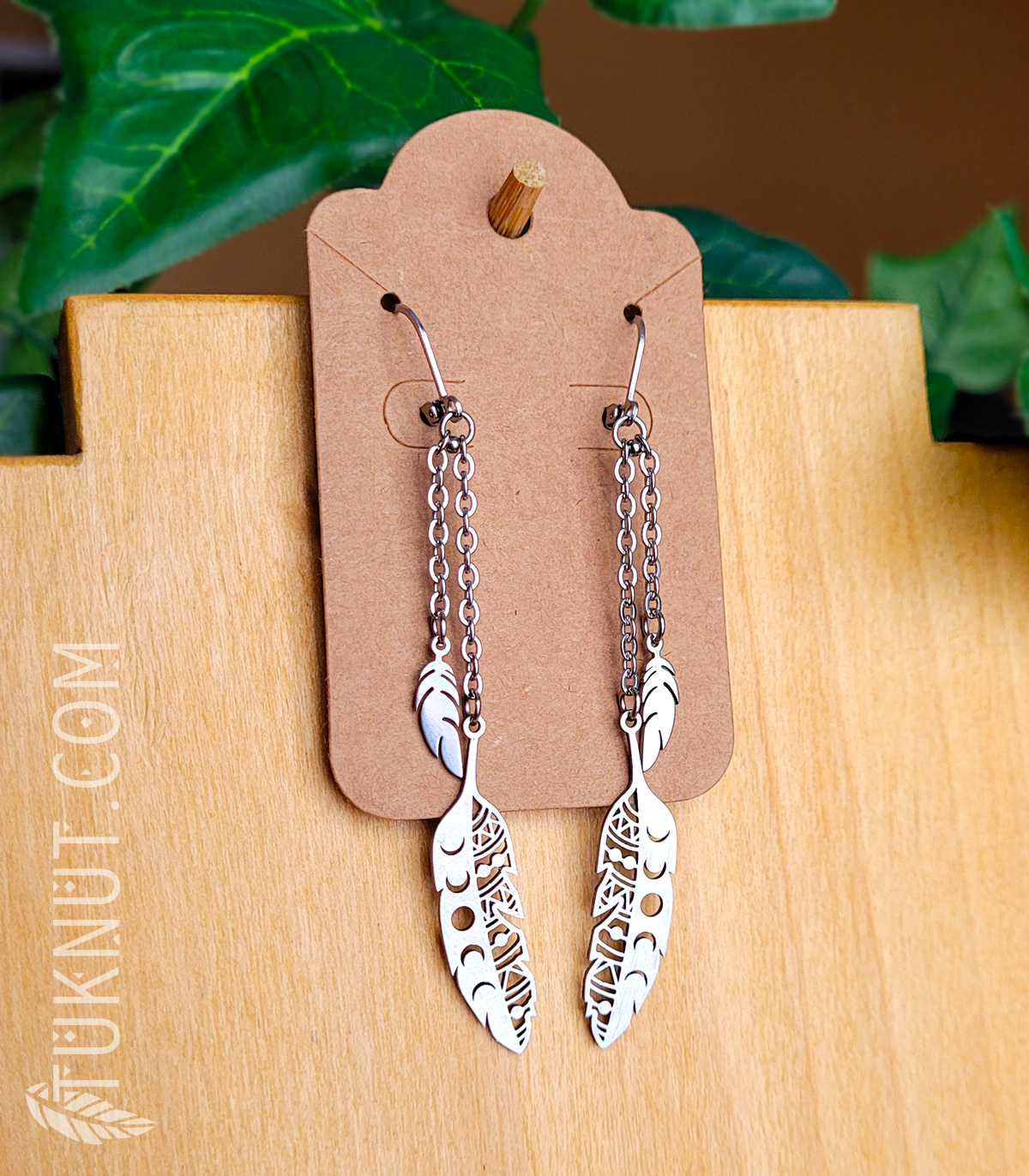 Boucles d'oreilles (à levier) d'inspiration autochtone en acier inoxydable avec chaînes et breloques (Plume avec les phases de la lune) + (Plume) (couleur : argent) TUKNUT