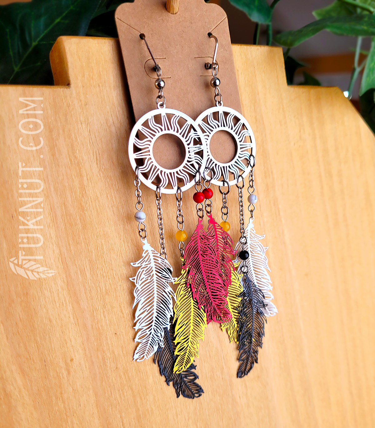 Boucles d'oreilles (à levier) d'inspiration autochtone en acier inoxydable avec pendentifs (Soleil avec plumes blanche, jaune, rouge et noir) et pierres semi-précieuses (howlite, jade, turquoise et onyx) • cercle de vie ou roue de médecine (choix de couleurs : argent ou or) TUKNUT