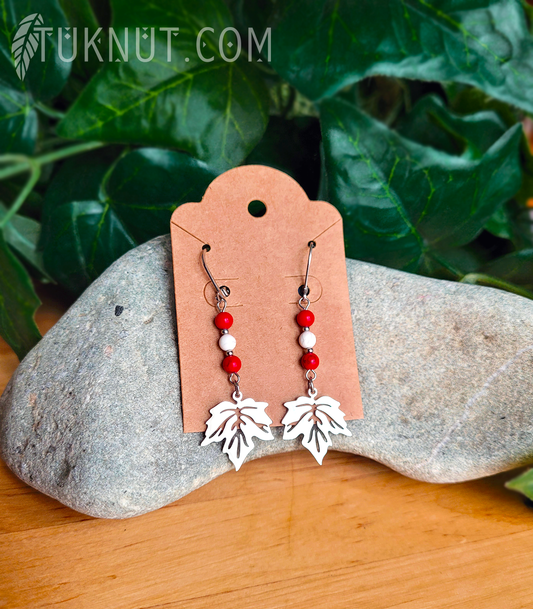 Boucles d'oreilles (à levier) d'inspiration autochtone; avec turquoise, howlite et breloques (Feuille d'érable) en acier inoxydable (couleur : rouge, blanc et argent) TUKNUT