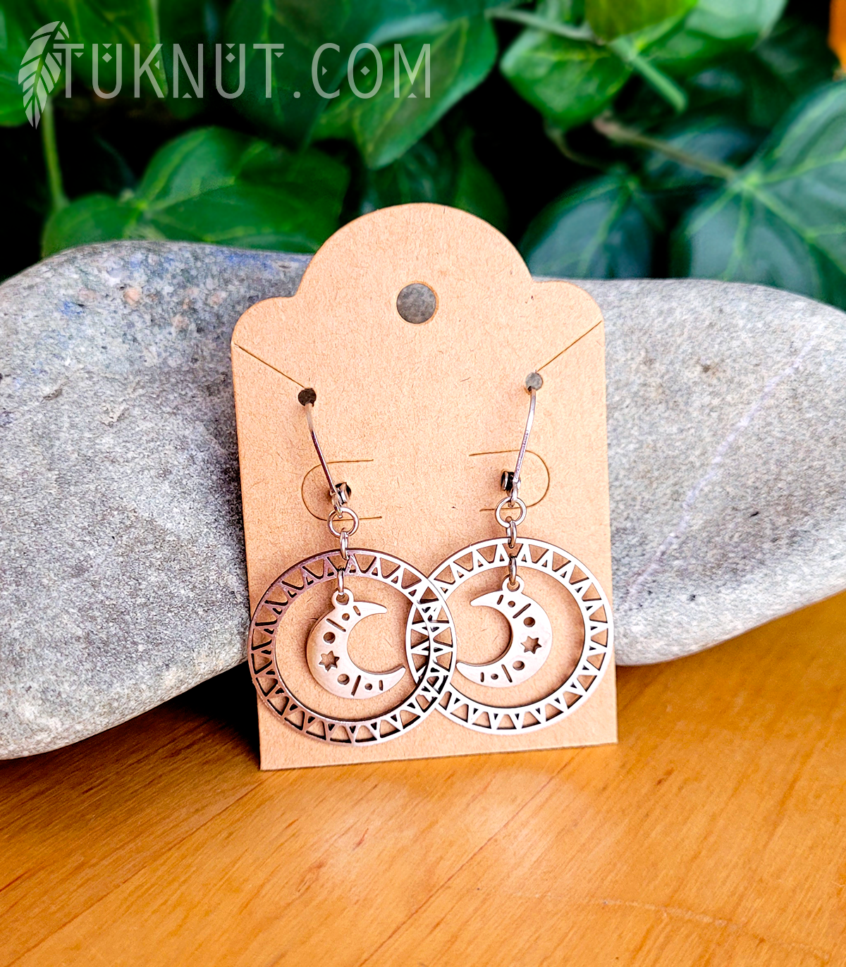 Boucles d'oreilles (à levier) d'inspiration autochtone en acier inoxydable avec breloques (Soleil avec la lune et les étoiles) (couleur : argent) TUKNUT