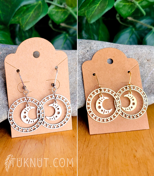 Boucles d'oreilles (à levier) d'inspiration autochtone en acier inoxydable avec breloques (Soleil avec à l'intérieur, la lune et les étoiles) (choix de couleurs : argent ou or) TUKNUT