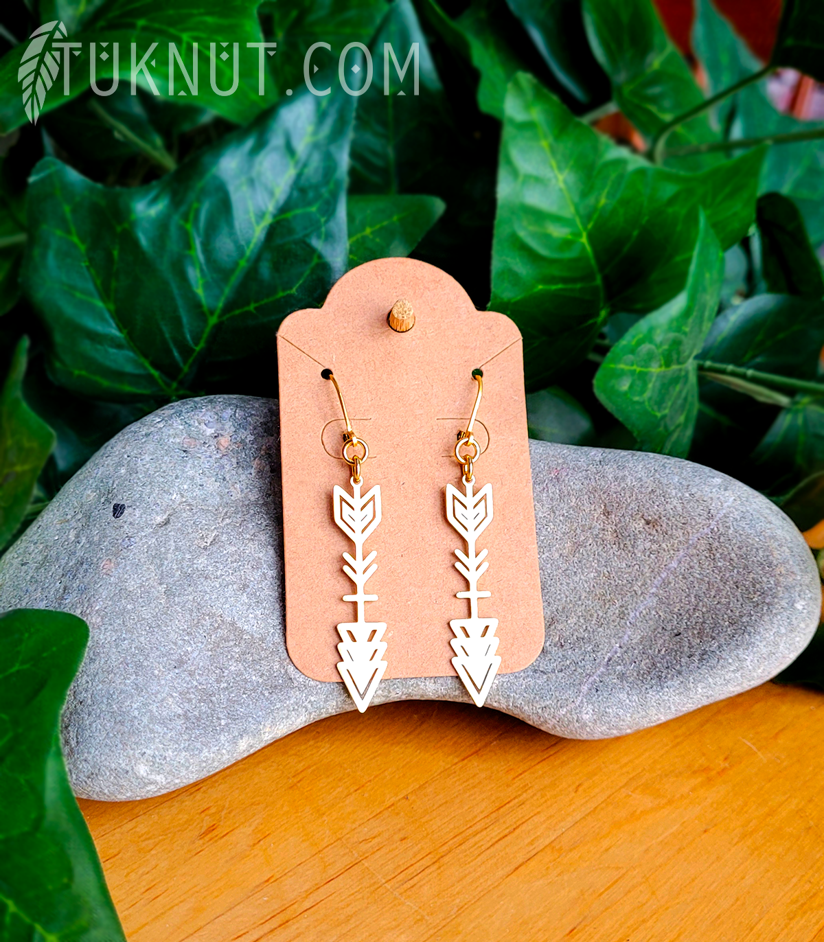 Boucles d'oreilles (à levier) d'inspiration autochtone; avec pendentifs (Flèche) en acier inoxydable (couleur : or) TUKNUT
