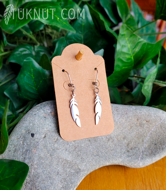 Boucles d'oreilles (à levier) d'inspiration autochtone en acier inoxydable avec breloques (Plume) (couleur : argent) TUKNUT