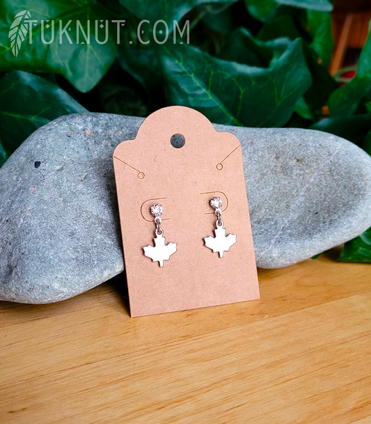 Boucles d'oreilles avec Pierres du Rhin (tiges et papillons) d'inspiration autochtone; avec breloques (Feuille d'érable) en acier inoxydable (couleur : argent) TUKNUT