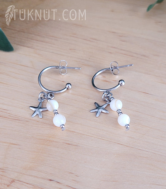 Boucles d'oreilles (anneaux avec tiges et papillons) avec pendentifs (étoile de mer) en acier inoxydable avec billes en nacre de perle (couleurs : argent, blanc et beige) TUKNUT