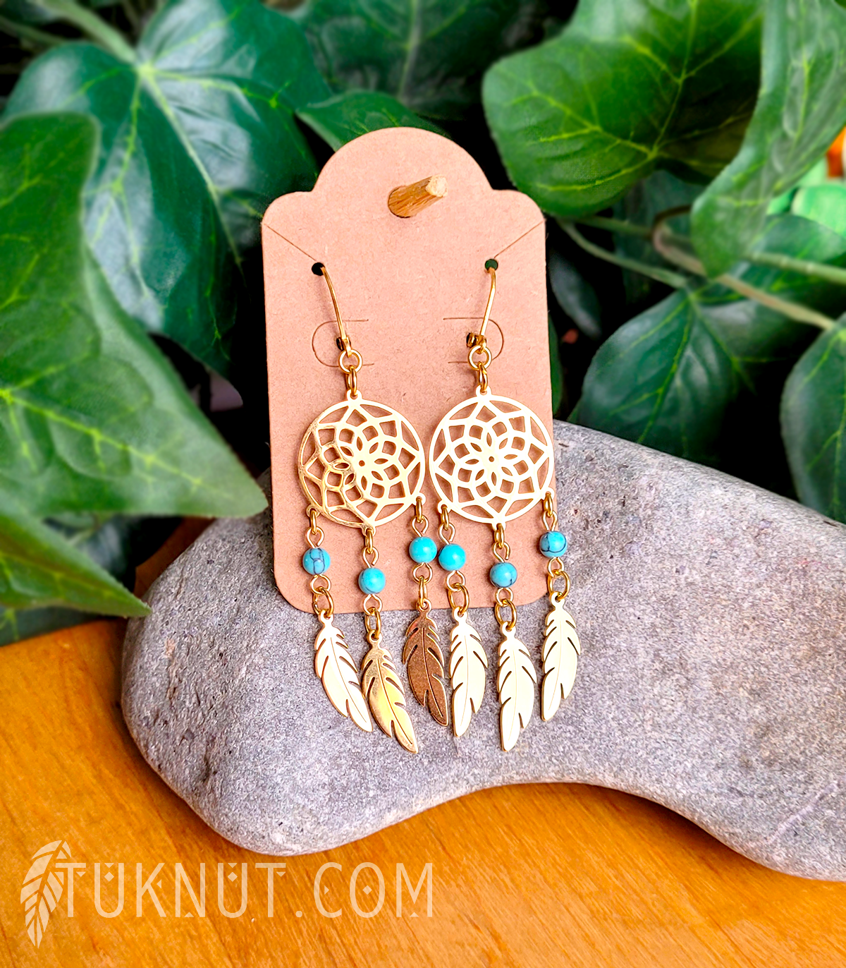 Boucles d'oreilles (à levier) d'inspiration autochtone en acier inoxydable avec pendentifs (capteur de rêves avec 3 plumes) et turquoise (couleurs : or et turquoise) TUKNUT