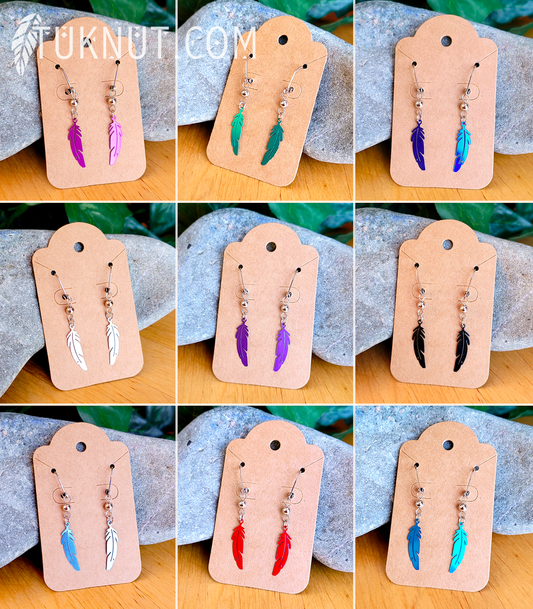 Boucles d'oreilles (à levier) d'inspiration autochtone avec breloques (Plume) • (argent et choix de couleur de plume : rose, vert, bleu, blanc, mauve, noir, bleu ciel, rouge ou aqua) TUKNUT