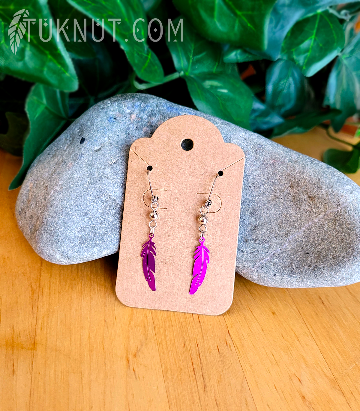 Boucles d'oreilles (à levier) d'inspiration autochtone avec breloques (Plume) • (argent et choix de couleur de plume : rose, vert, bleu, blanc, mauve, noir, bleu ciel, rouge ou aqua) TUKNUT