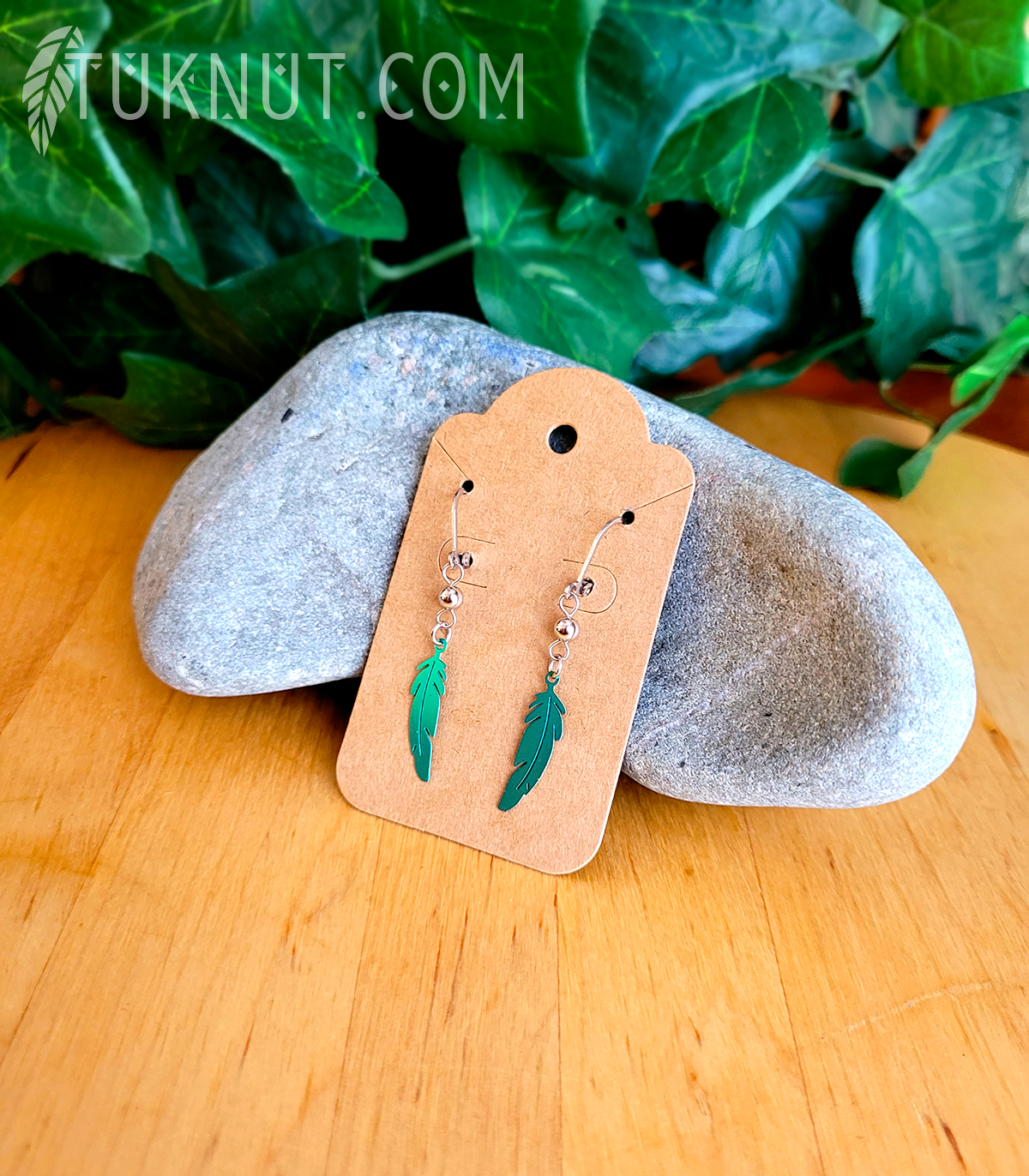 Boucles d'oreilles (à levier) d'inspiration autochtone avec breloques (Plume) • (argent et choix de couleur de plume : rose, vert, bleu, blanc, mauve, noir, bleu ciel, rouge ou aqua) TUKNUT