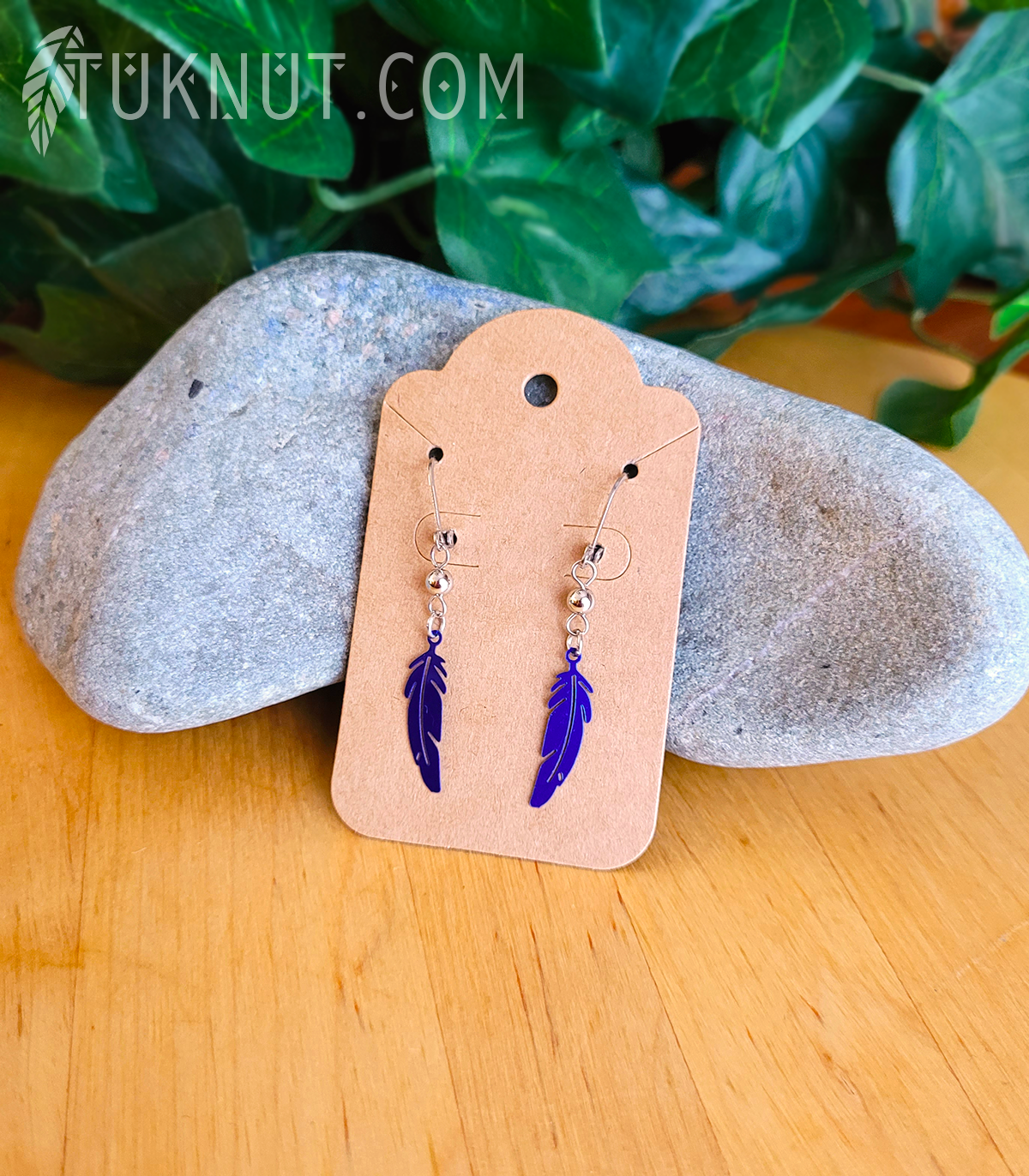 Boucles d'oreilles (à levier) d'inspiration autochtone avec breloques (Plume) • (argent et choix de couleur de plume : rose, vert, bleu, blanc, mauve, noir, bleu ciel, rouge ou aqua) TUKNUT
