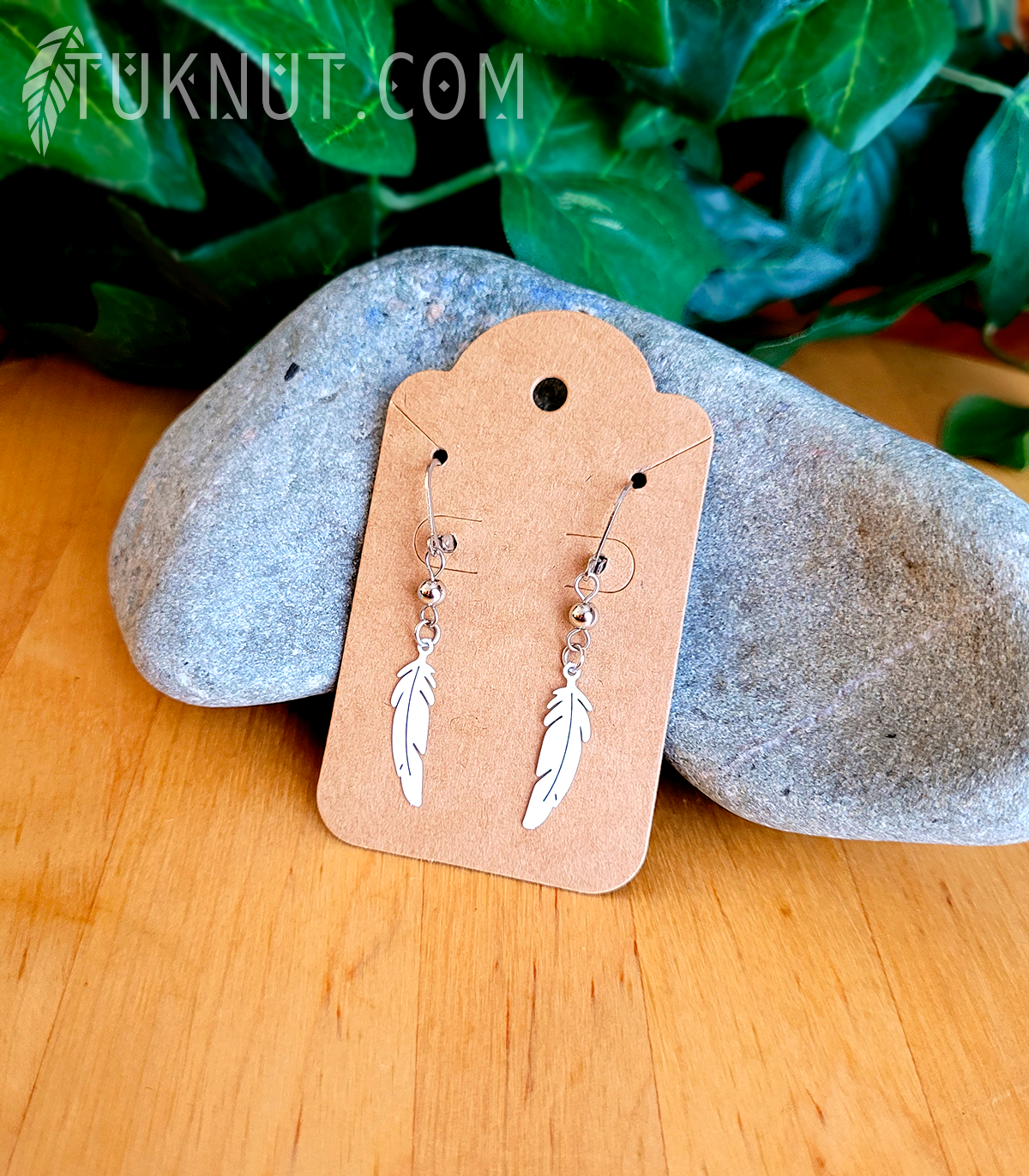 Boucles d'oreilles (à levier) d'inspiration autochtone avec breloques (Plume) • (argent et choix de couleur de plume : rose, vert, bleu, blanc, mauve, noir, bleu ciel, rouge ou aqua) TUKNUT