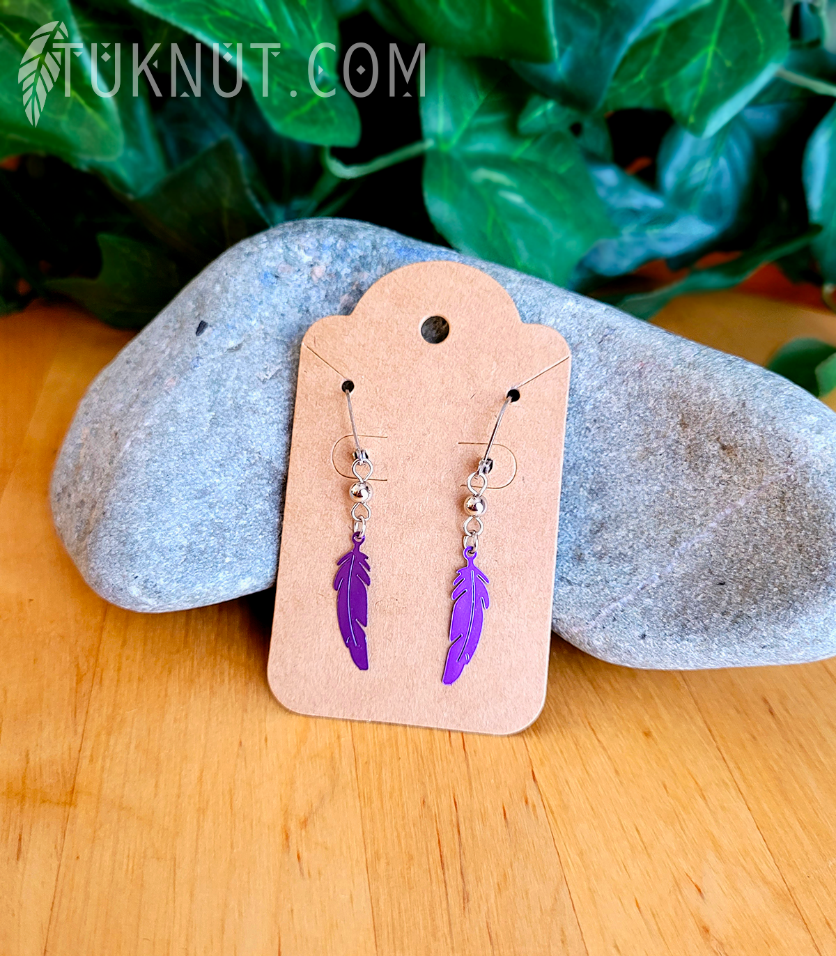 Boucles d'oreilles (à levier) d'inspiration autochtone avec breloques (Plume) • (argent et choix de couleur de plume : rose, vert, bleu, blanc, mauve, noir, bleu ciel, rouge ou aqua) TUKNUT