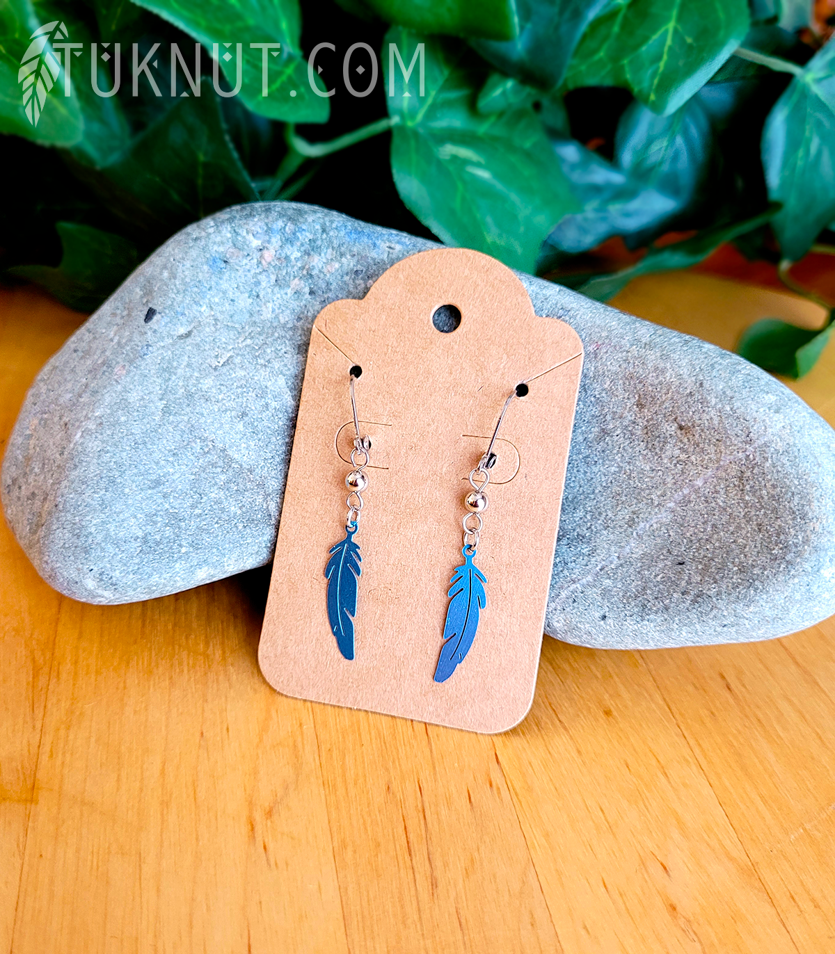 Boucles d'oreilles (à levier) d'inspiration autochtone avec breloques (Plume) • (argent et choix de couleur de plume : rose, vert, bleu, blanc, mauve, noir, bleu ciel, rouge ou aqua) TUKNUT