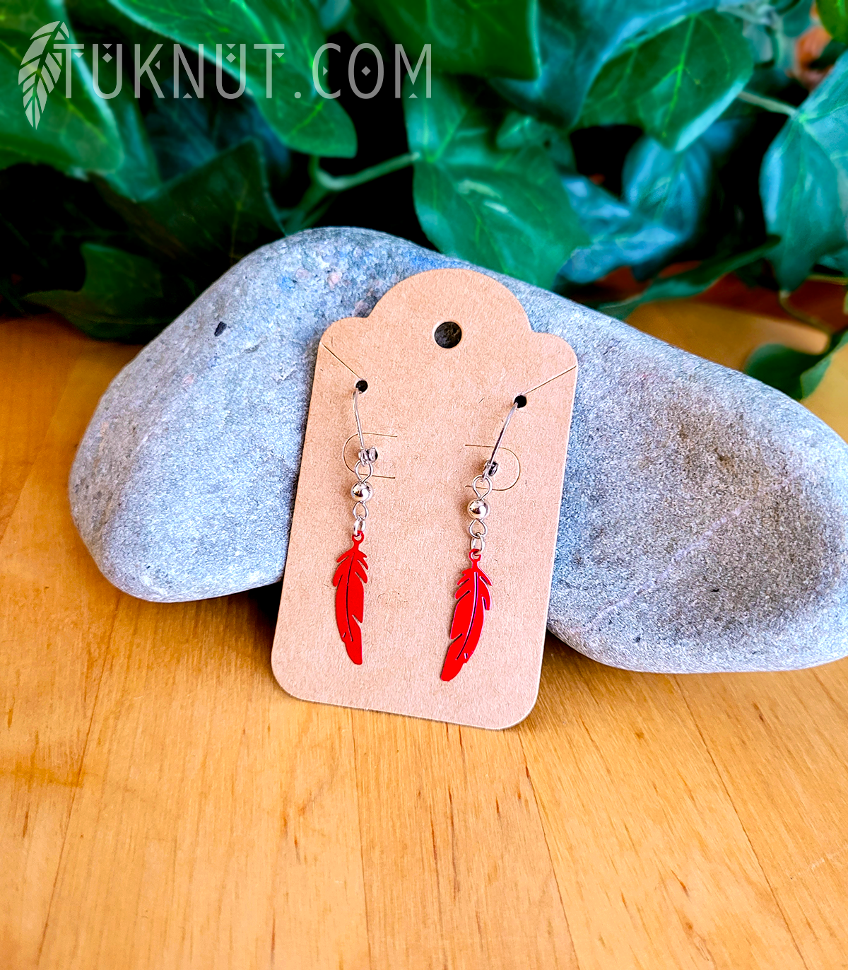 Boucles d'oreilles (à levier) d'inspiration autochtone avec breloques (Plume) • (argent et choix de couleur de plume : rose, vert, bleu, blanc, mauve, noir, bleu ciel, rouge ou aqua) TUKNUT