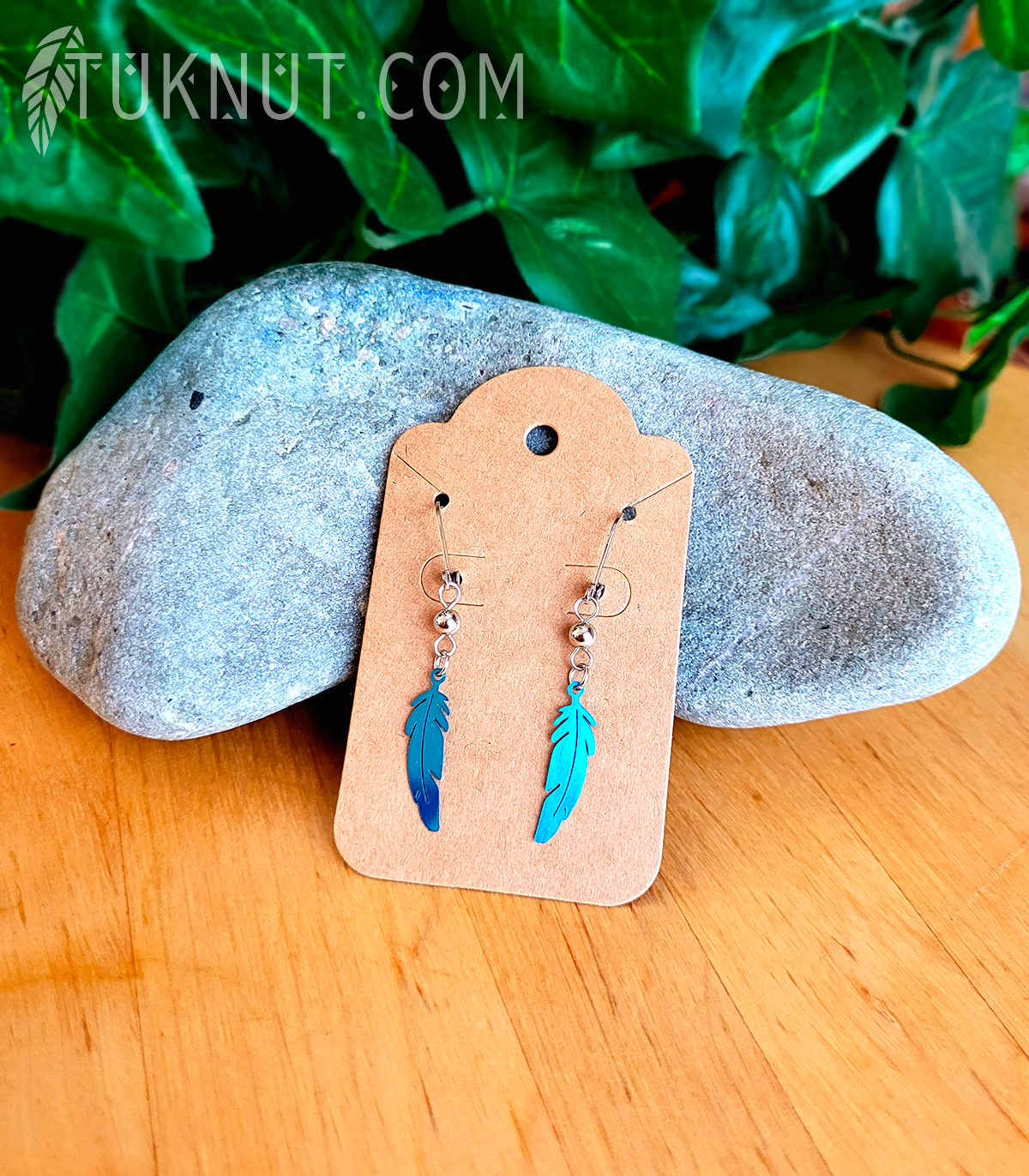 Boucles d'oreilles (à levier) d'inspiration autochtone avec breloques (Plume) • (argent et choix de couleur de plume : rose, vert, bleu, blanc, mauve, noir, bleu ciel, rouge ou aqua) TUKNUT