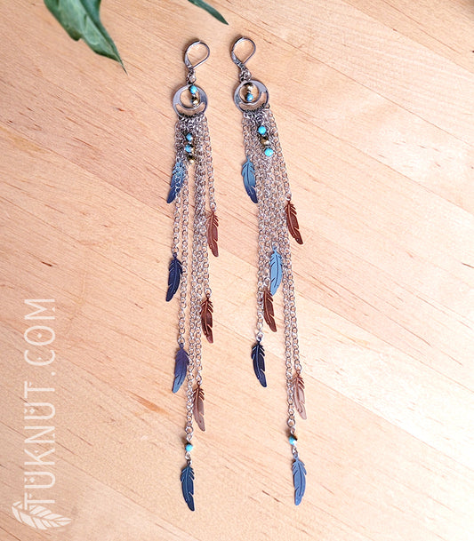 Boucles d'oreilles (à levier) très longues; d'inspiration autochtone avec pendentifs (Plume) en acier inoxydable et billes de cristal (couleurs : argent, bleu et or) TUKNUT