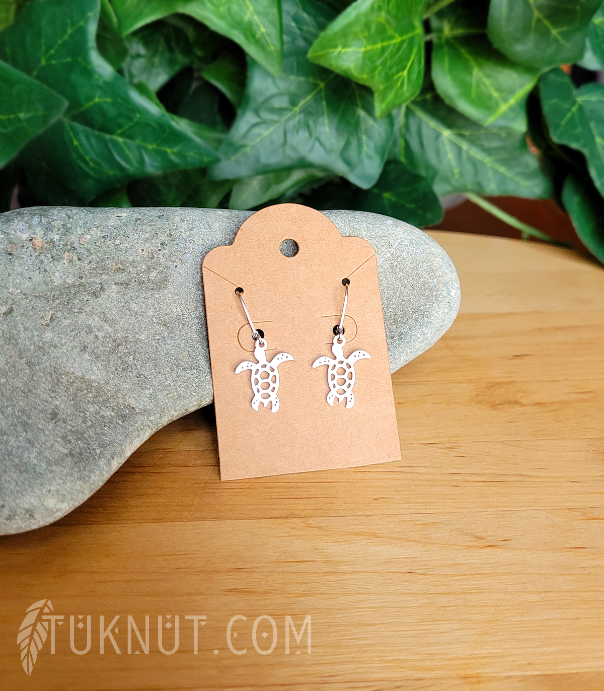 Boucles d'oreilles (à levier) d'inspiration autochtone; avec pendentifs (Tortue) en acier inoxydable (couleur : argent) TUKNUT