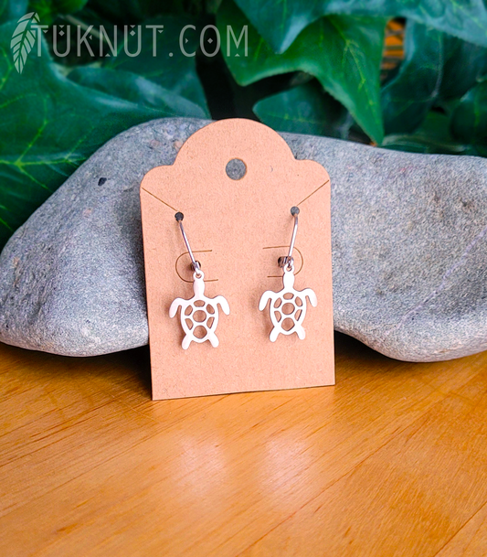 Boucles d'oreilles (à levier) d'inspiration autochtone; avec pendentifs (Tortue) en acier inoxydable (couleur : argent) TUKNUT
