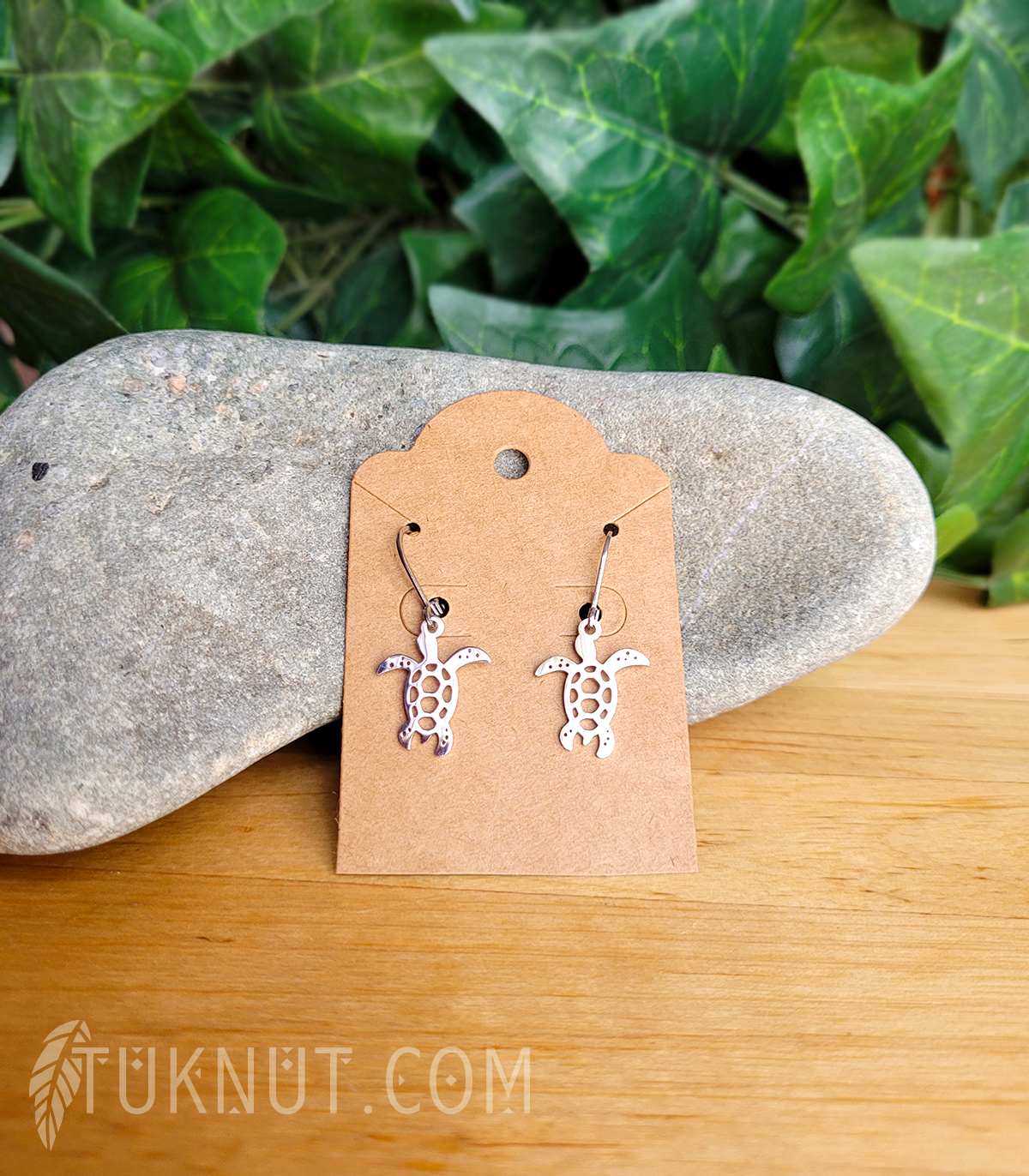 Boucles d'oreilles (à levier) d'inspiration autochtone; avec pendentifs (Tortue) en acier inoxydable (couleur : argent) TUKNUT