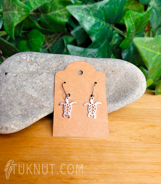 Boucles d'oreilles (à levier) d'inspiration autochtone; avec pendentifs (Tortue) en acier inoxydable (couleur : argent) TUKNUT