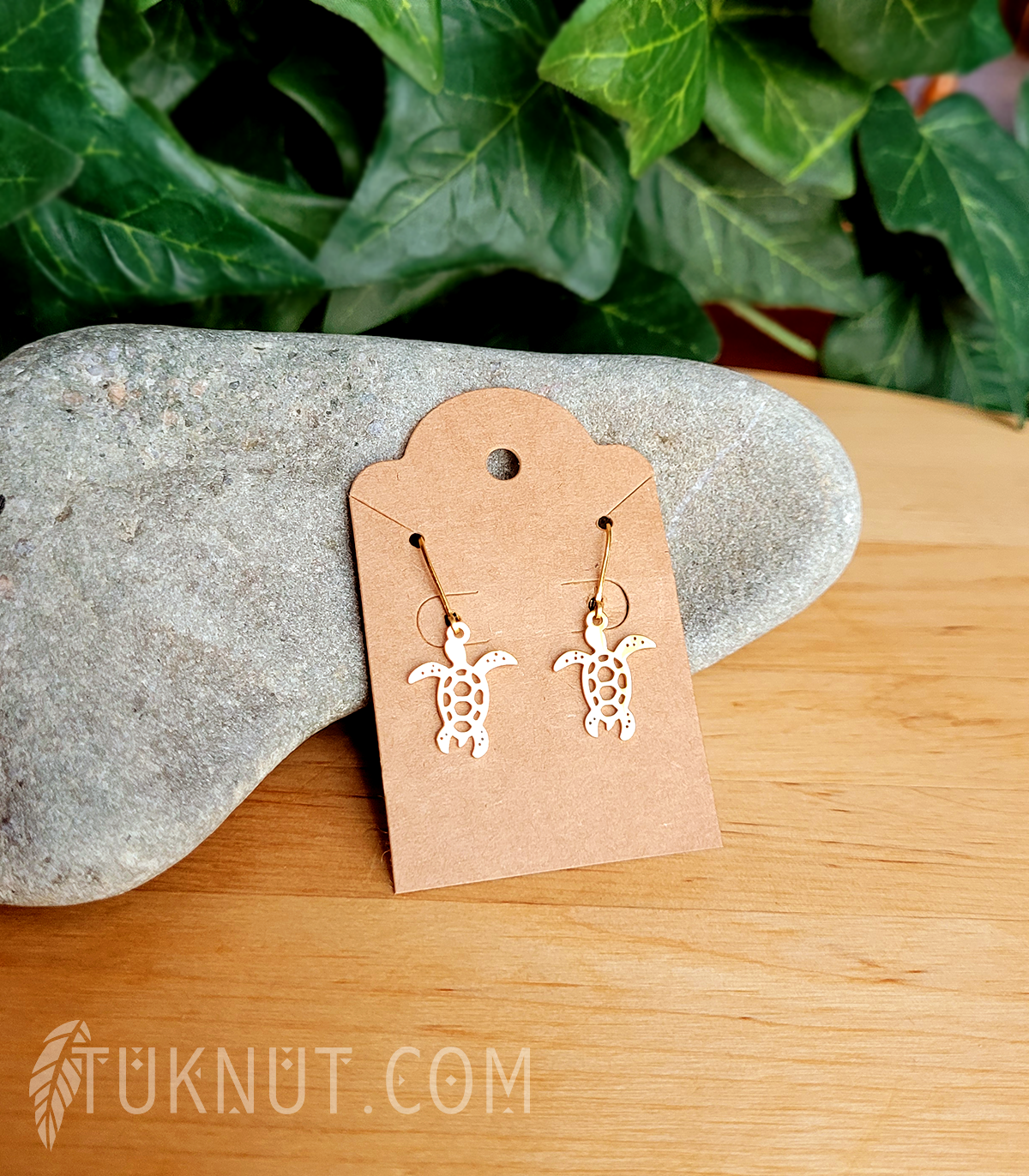 Boucles d'oreilles (à levier) d'inspiration autochtone; avec pendentifs (Tortue) en acier inoxydable (couleur : or) TUKNUT