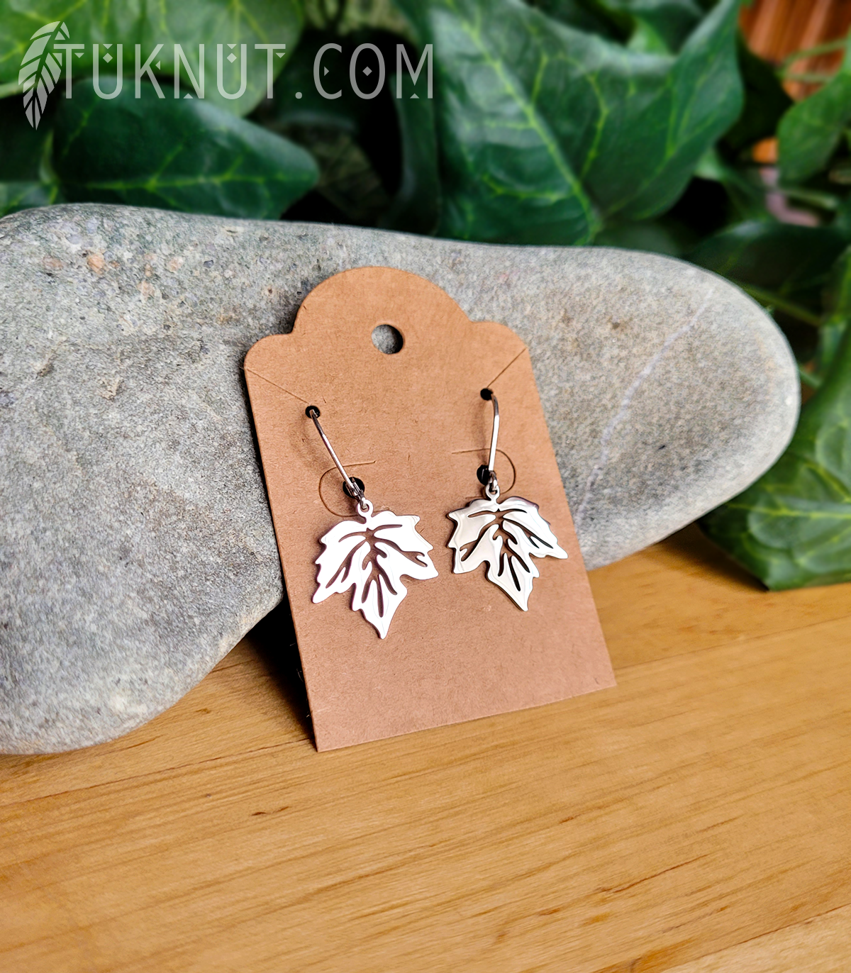Boucles d'oreilles (à levier) d'inspiration autochtone; avec breloques (Feuille d'érable) en acier inoxydable (couleur : argent) TUKNUT