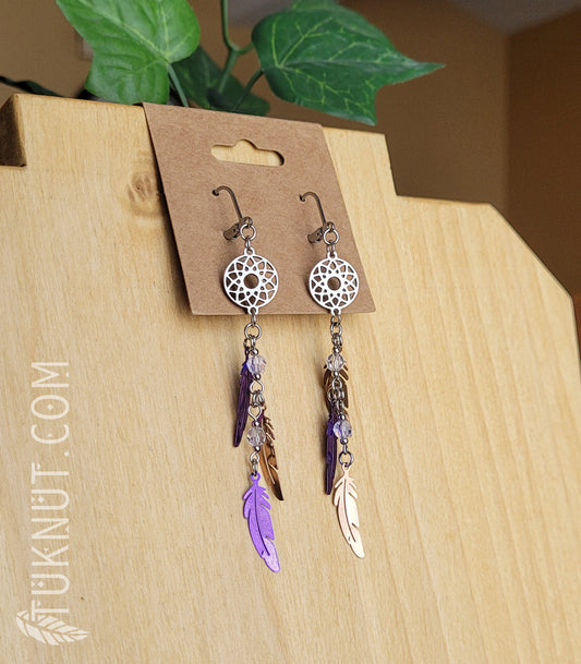 Boucles d'oreilles (à levier) d'inspiration autochtone avec pendentifs (Capteur de rêves et Plume) en acier inoxydable et billes de cristal (couleurs : argent, mauve et or) TUKNUT