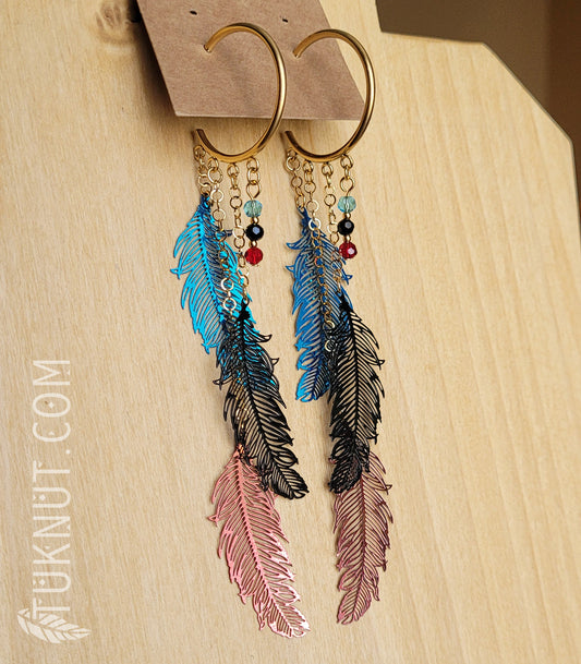 Boucles d'oreilles (anneaux et papillons) d'inspiration autochtone avec pendentifs (Plume) en acier inoxydable et billes de cristal (couleurs : or, bleu, noir et rouge) TUKNUT