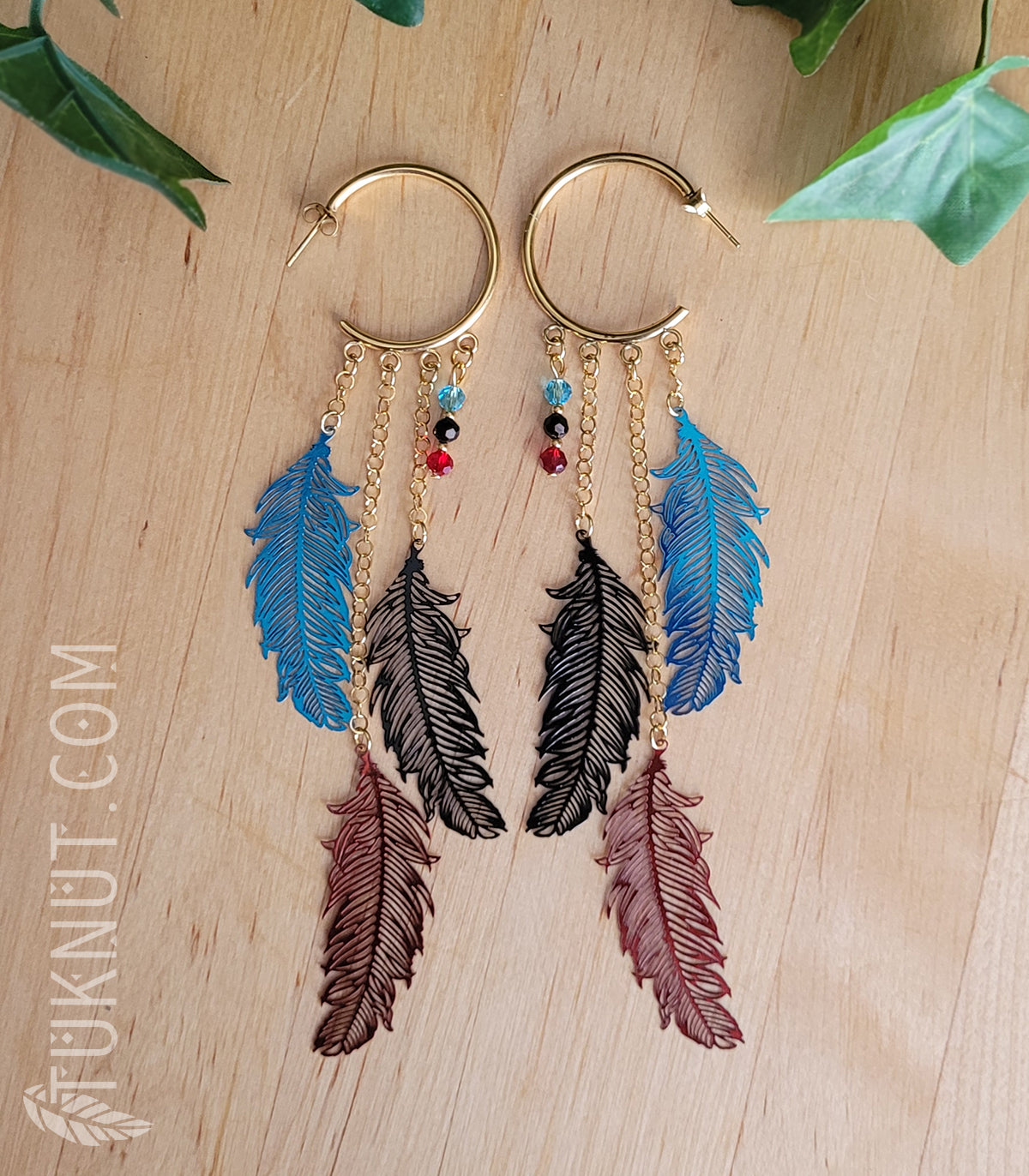 Boucles d'oreilles (anneaux et papillons) d'inspiration autochtone avec pendentifs (Plume) en acier inoxydable et billes de cristal (couleurs : or, bleu, noir et rouge) TUKNUT