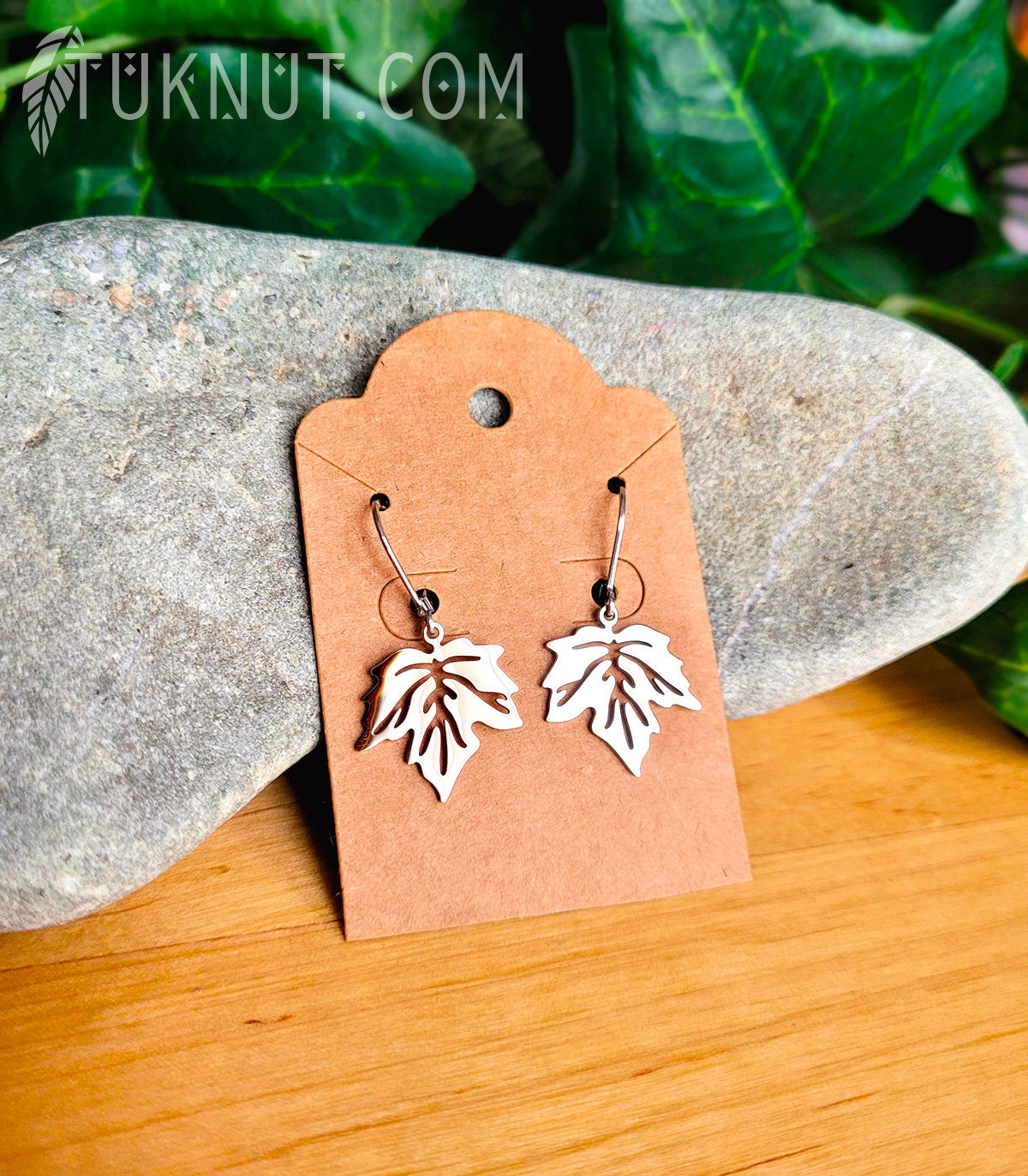 Boucles d'oreilles (à levier) d'inspiration autochtone; avec breloques (Feuille d'érable) en acier inoxydable ((choix de couleurs : argent ou or)) TUKNUT